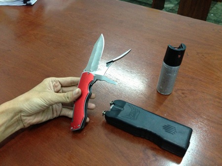 Bình xịt hơi cay, roi điện và dao xếp các đối tượng mang theo trong người chuẩn bị đi gây án.