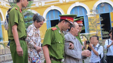 Quái chiêu, bị cáo giả ngây, giả điếc trước tòa - 1 Vợ chồng Lê Hoàng Vũ sau phiên tòa