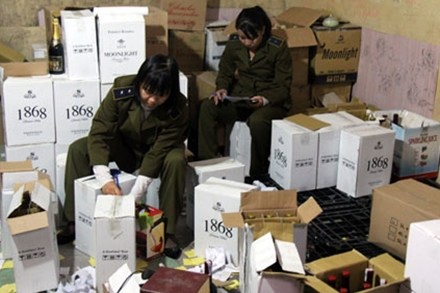 Cơ quan chức năng kiểm tra kho hàng