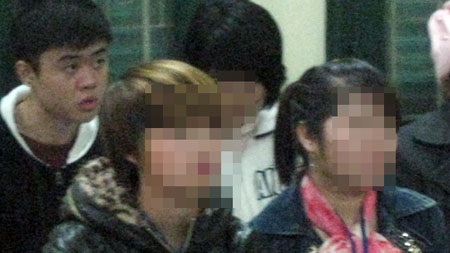 Bị hại Vận và Ến tại phiên xét xử