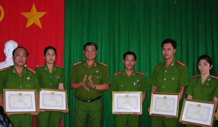 Sự thật về hung thủ yêu em chồng, rồi cùng người tình giết chồng - 4 Ban giám đốc Công an Sóc Trăng khen thưởng ban chuyên án