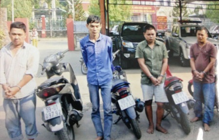 Các đối tượng (từ trái sang phải) Hùng; Tùng; Định và Hoàng cùng phương tiện gây án.