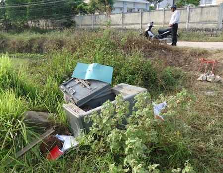 Nơi phát hiện két sắt của công ty đã bị phá tung cách trụ sở khoảng 100m