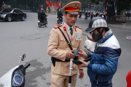 CSGT đeo biển hiệu khi làm nhiệm vụ: Người dân ủng hộ - 2 CSGT đeo biển hiệu khi làm nhiệm vụ: Người dân ủng hộ