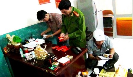 Lực lượng công Công an khám xét nhà đối tượng Nguyễn Văn Vinh. Ảnh: V.N.