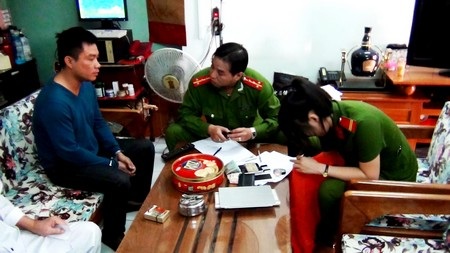 Lực lượng công Công an khám xét nhà đối tượng Nguyễn Văn Vinh. Ảnh: V.N.