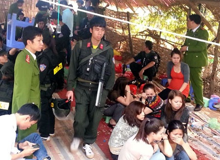 Chân dung 2 “ông trùm” khét tiếng điều hành sới bạc - 3 Trong số các con bạc bị tạm giữ có cả 2 phụ nữ đang mang bầu.