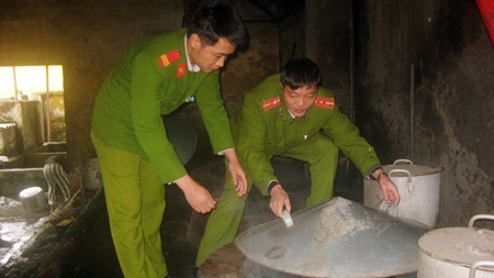 Chống rét ở chốn… “không ai muốn vào” - 1 Giữ lửa bếp than những ngày giá rét