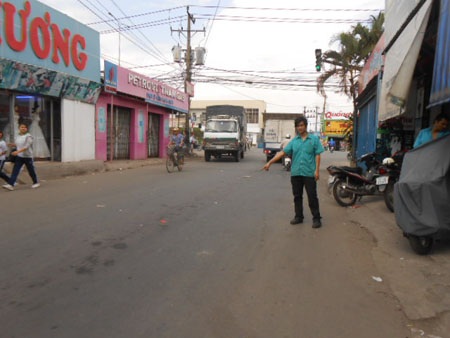 Nạn nhân Phan Văn Chiến và hiện trường nơi xảy ra vụ cướp táo tợn giữa ban ngày.