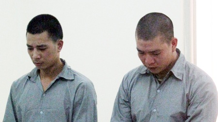 Tên cướp có súng bị “hạ gục” trong ô tô - 1 Nguyễn Văn Giang (bên phải) cùng đồng bọn tại phiên tòa phúc thẩm