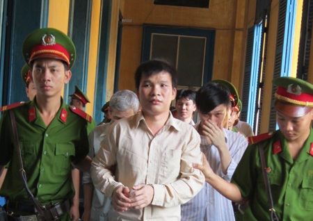 Đô bị dẫn giải sau phiên tòa phúc thẩm.