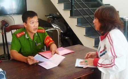 Gắn camera, khóa chống trộm vẫn mất 500 triệu đồng - 1 Người dân đến khai báo với Công an về việc mất trộm.