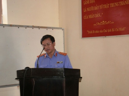 Bắt giam oan sai 240 ngày, VKS công khai xin lỗi dân - 3 Ông Nguyễn Hồng Nam, Viện trưởng Viện KSND TP Buôn Ma Thuột xin lỗi công khai ông Đinh Quang Điền