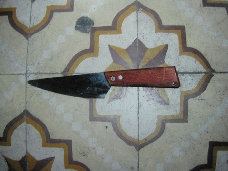 Hà Nội: Dã man kẻ đâm dao nhọn vào bụng bà bầu 9 tháng - 3 Con dao đối tượng dùng để gây án được cất giấu trong cốp xe máy