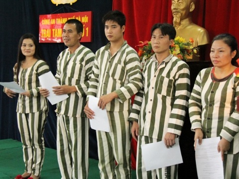 Rút quy định xóa hộ khẩu người đi tù và người xuất cảnh - 1 Rút quy định đi tù bị tước hộ khẩu.