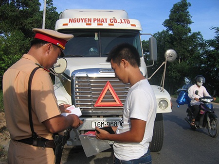 Xử “nóng” nếu CSGT làm bậy - 1 CSGT xử lý một trường hợp vi phạm tại Hà Nội. Ảnh: ĐỖ DU