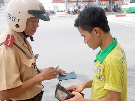 Xử “nóng” nếu CSGT làm bậy - 2 CSGT phải đeo thẻ xanh khi tuần tra, kiểm soát giao thông, xử phạt vi phạm. Ảnh: TẤN THẠNH