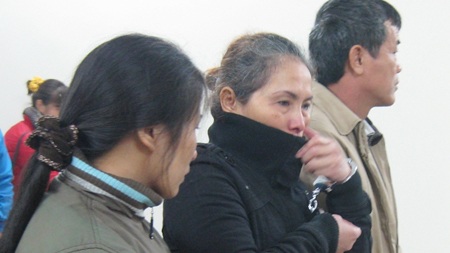 Hút khách bằng “chiêu” bán dâm tại chỗ - 1 Vương Thị Luyến (giữa) cùng đồng phạm