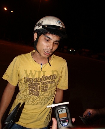 Ma men Trần Quang Hưng bất hợp tác khi bị lập biên bản và “hù” tổ công tác trong xe có “1 tỉ đồng”.