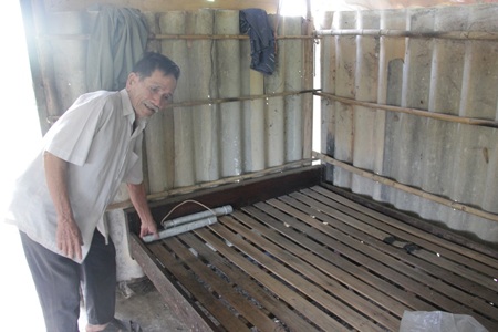 Cặp nhị khúc để dưới gầm giường đã cứu thoát ông dưới tay 3 tên cướp