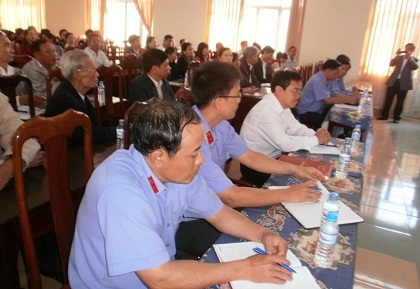 Bắt giam oan sai 240 ngày, VKS công khai xin lỗi dân - 1 Đông đảo chính quyền và người dân tới dự buổi công khai xin lỗi