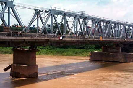 Hà Nội: Chở vợ lên cầu rồi ném xuống sông Đuống - 1 Khu vực cầu nơi nạn nhân bị ném xuống sông