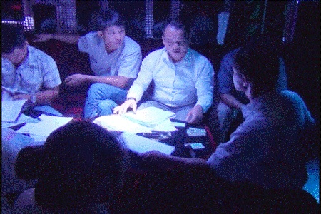 Công an kiểm tra bên trong vũ trường.