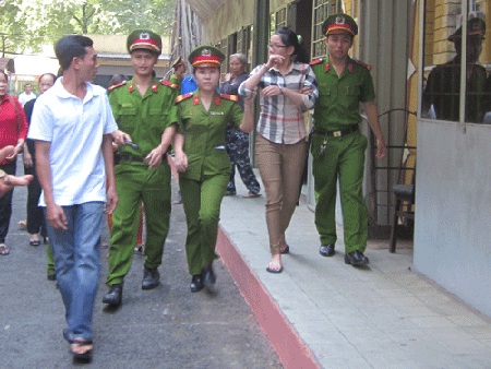 Nguyễn Thị Thảo Uyên (áo nâu) bị dẫn giải về trại giam