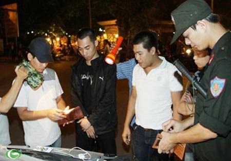Theo chân lực lượng 141: Lắm chuyện bi - hài - 2 Một tổ công tác 141 đang tiến hành kiểm tra các đối tượng vi phạm.