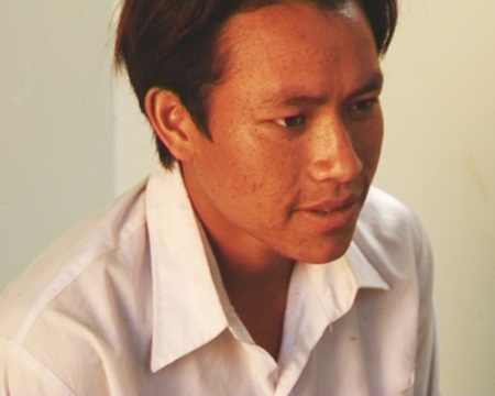 Bị "cắm sừng", bán vợ cho tình địch rẻ hơn... trâu - 1 Giàng A Áo tại cơ quan điều tra