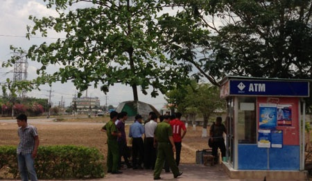Các đơn vị nghiệp vụ đang khám nghiệm hiện trường nghi án giết người cướp tài sản.