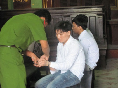Chém người tình của cha - 1 Thương mẹ nhưng hành xử sai lầm đã khiến Hữu đối mặt với án tù giam