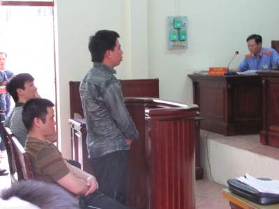 Ba công an bị tố trấn tiền gái mại dâm phản cung - 1 Ba bị cáo từng là công an hầu toà.