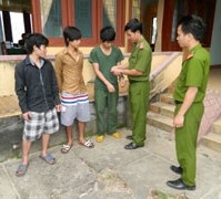 Nhóm đối tượng bị bắt tại cơ quan công an