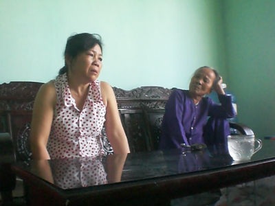 Bà Lê Thị Duyên (bên trái)