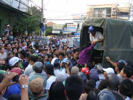 Các đối tượng chơi bạc bị áp tải lên xe