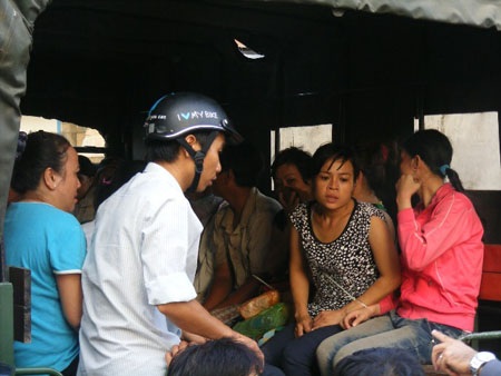 Các đối tượng chơi bạc bị áp tải lên xe