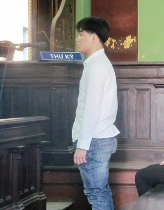 Hữu cúi mặt nghe tuyên án