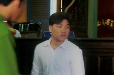 Được giảm án, Hữu quay người về phía nạn nhân miệng mấp máy cảm ơn.