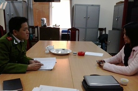 Nghi án thôi miên lừa lấy tiền: Không mất bạc tỷ như trình báo - 1 Chị Điệp làm việc với điều tra viên