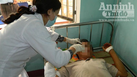 Truy bắt nhóm trộm, một người dân bị thương nặng - 1 Ông T bị thương, đang được điều trị