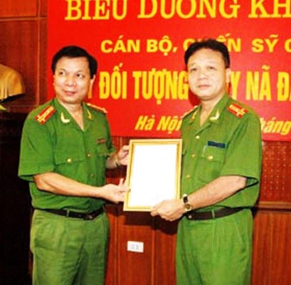 Đại tá Nguyễn Thanh Hùng trao bằng khen cho các chiến sĩ Phòng PC52.