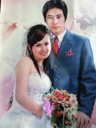 Nỗi đau khó giải tỏa của người vợ bị chồng thiêu hai con - 1 Ảnh cưới của vợ chồng Quyên và Hiến.