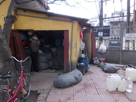 Hà Nội: 2.000 lít rượu “trữ” trong…21 săm xe ô tô - 1 Nhà trọ bà Hằng thuê để kinh doanh rượu