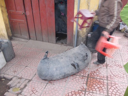 Hà Nội: 2.000 lít rượu “trữ” trong…21 săm xe ô tô - 3 Rượu săm trông như...lợn con