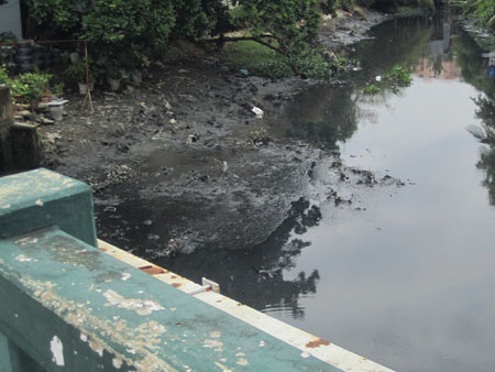 Cầu Bùi Đình Túy nơi đối tượng Kim nhảy xuống và bị chôn chân tại đây