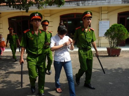 Cuộc đời đầy gian truân của cô gái trẻ mang tội giết chồng.