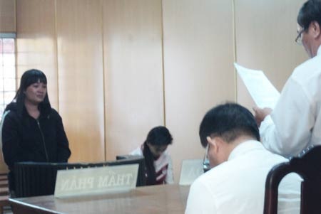 Nỗi niềm nàng dâu "múa" dao lam - 1 Tuyết lặng người khi nghe vị chủ tọa tuyên y án sơ thẩm.