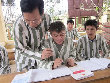 Cựu Hiệu trưởng mua dâm kể về những cái Tết trong tù - 1 Sầm Đức Xương đang dạy chữ cho các bạn tù