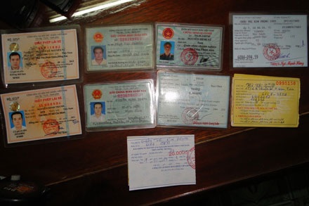 Giấy tờ giả để Điệp lẩn trốn và tiếp tục hoạt động (ảnh do Công an tỉnh Đồng Nai cung cấp).